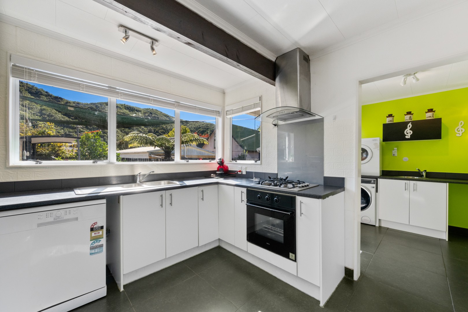 14a Huia Street, Waikawa #3 -- listing/15130/b-v9.jpeg