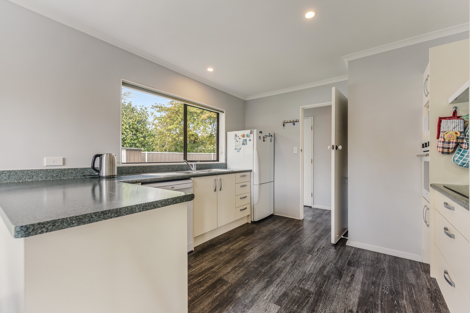 27 Browning Crescent, Stoke #7 -- listing/16092/f.jpeg
